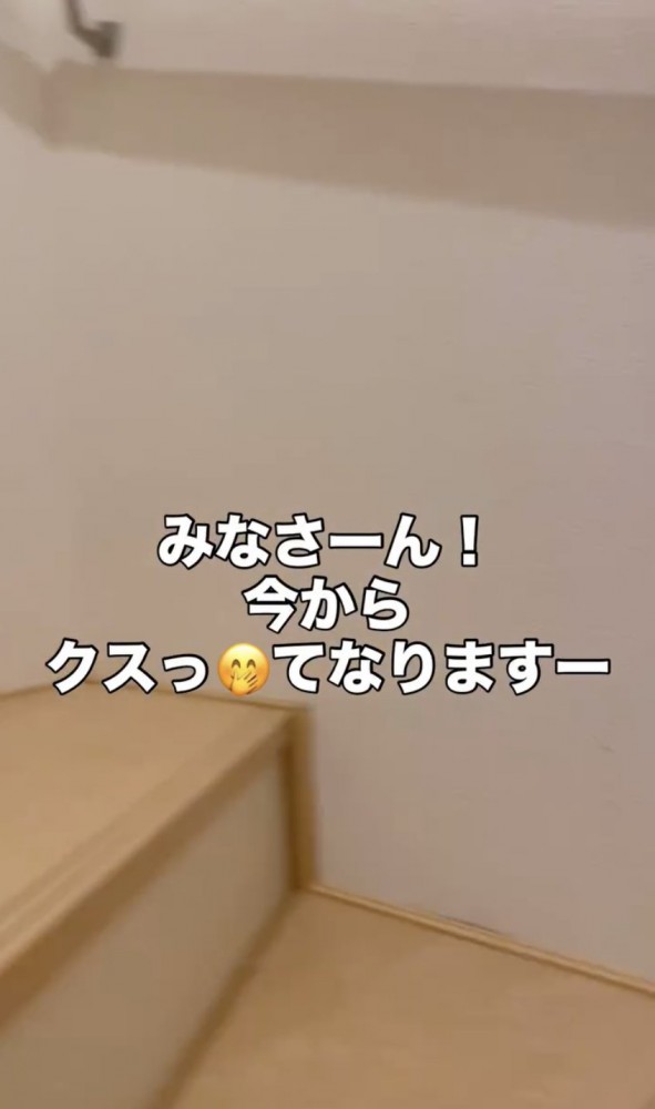 階段を上る様子