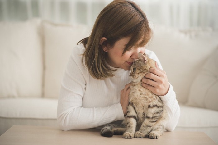 猫にキスをする女性