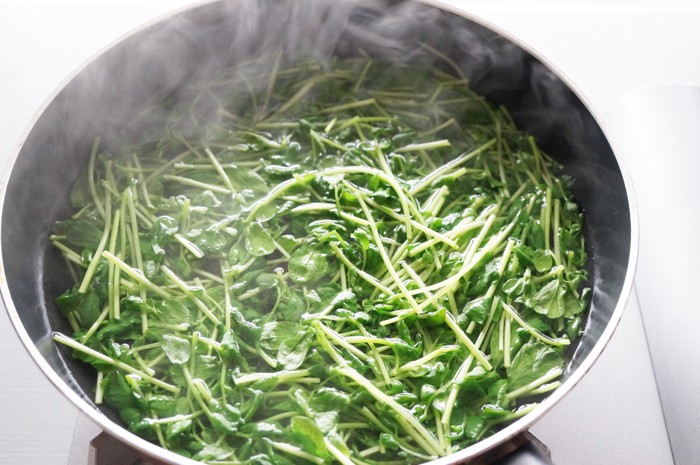 豆苗を茹でている様子