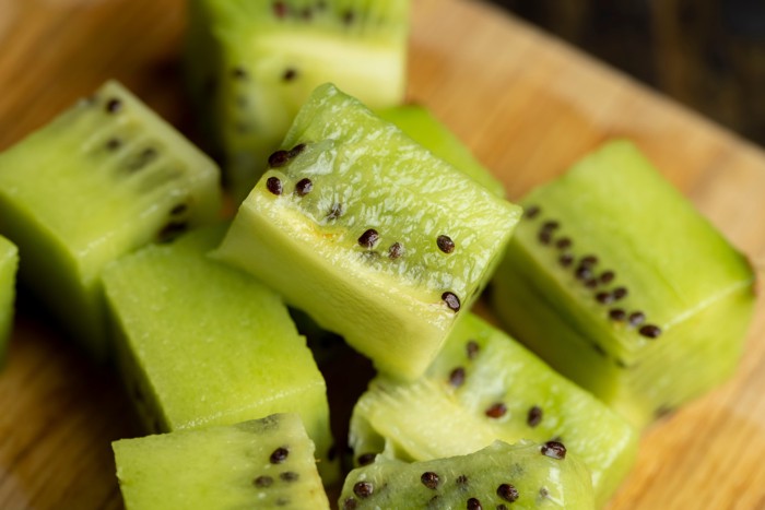 皮をむいて小さくカットされたキウイ