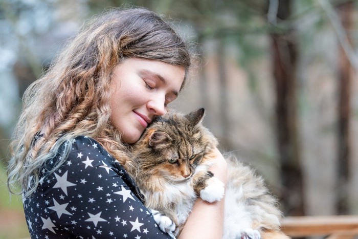 女性と猫