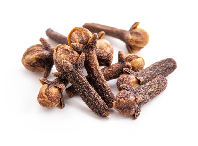 少量だけ置かれたホールクローブのアップ