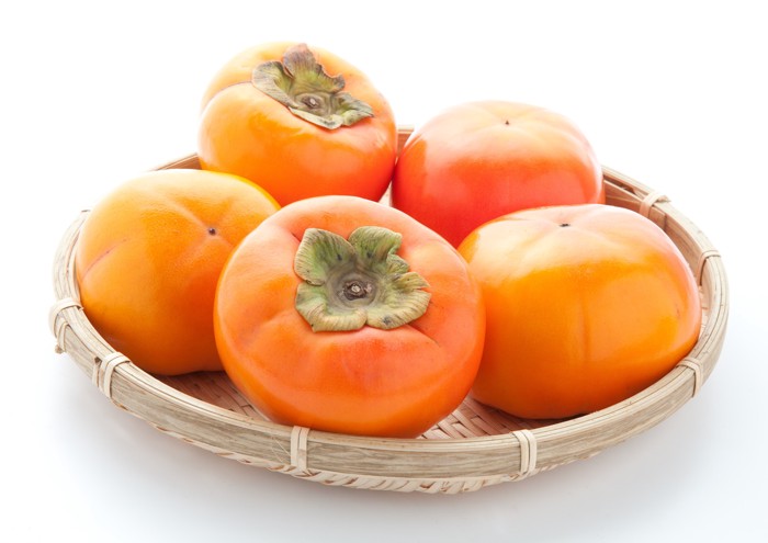 ざるに盛られた柿