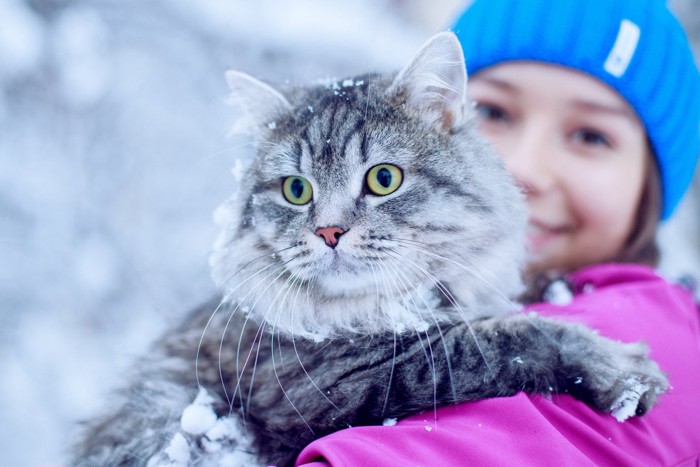 女性と猫