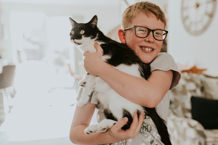 猫を抱く少年