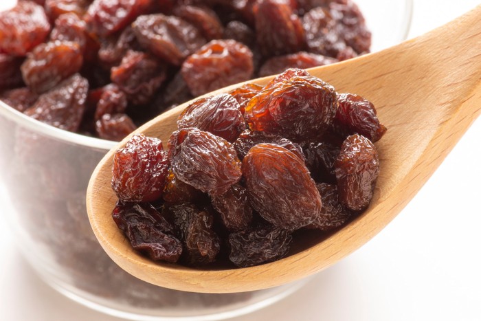 スプーンでレーズンをすくっている光景