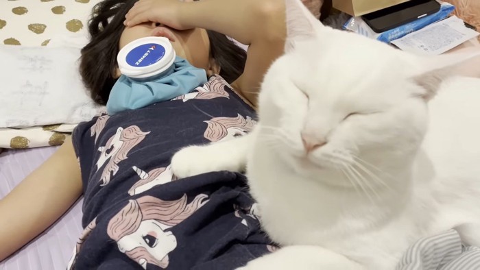目を閉じてお腹の上に