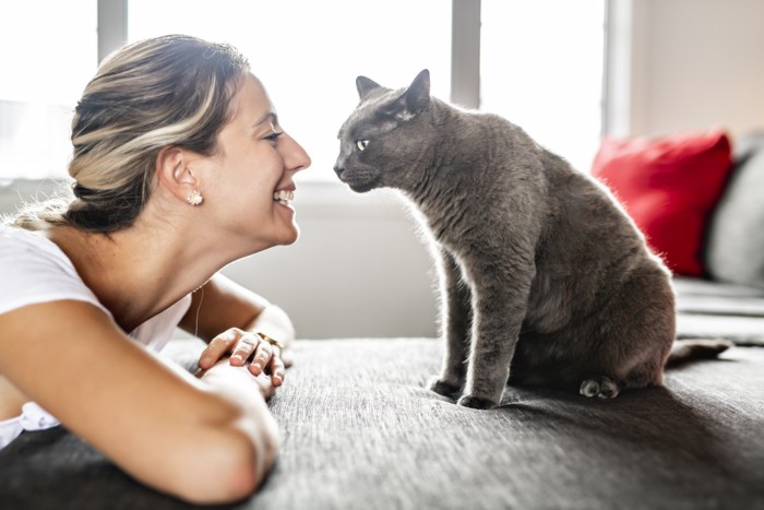 女性と猫