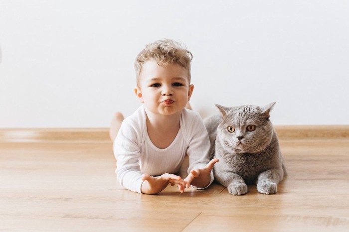 猫と同じポーズの少年