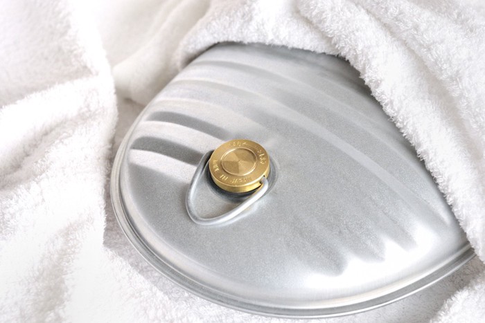 タオルに包まれた湯たんぽ