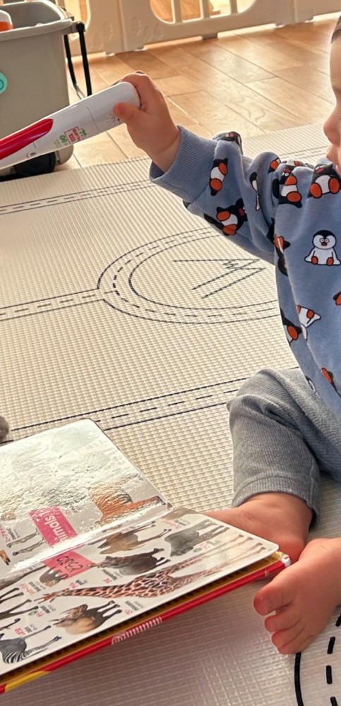 ペンを伸ばす男の子