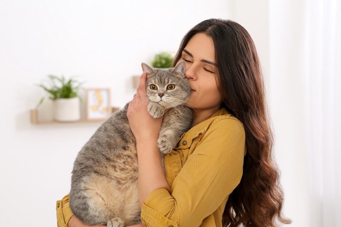 猫にキスする女性