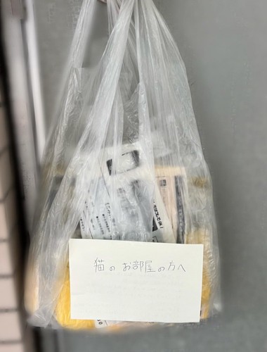 ドアノブにかかるゴミ袋