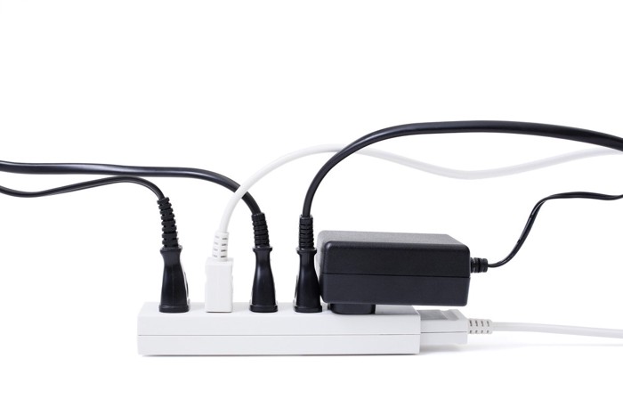 配線カバーする女性