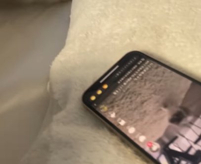 ベッドに置かれたスマホ