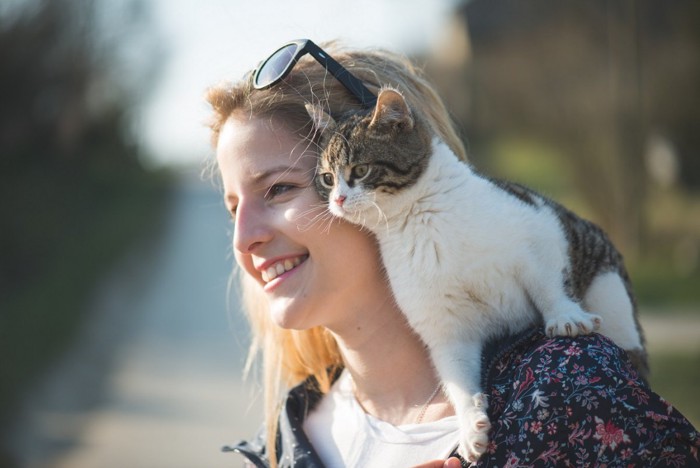 女性と猫