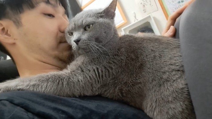 斜めを向いた姿