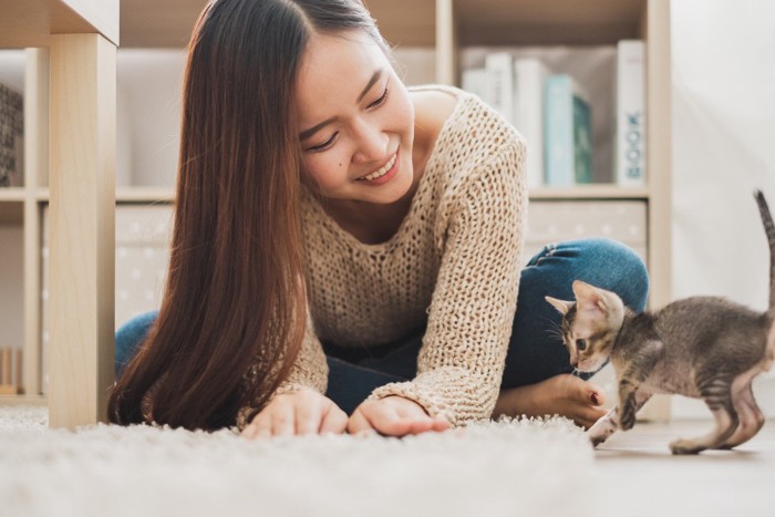 女性と子猫