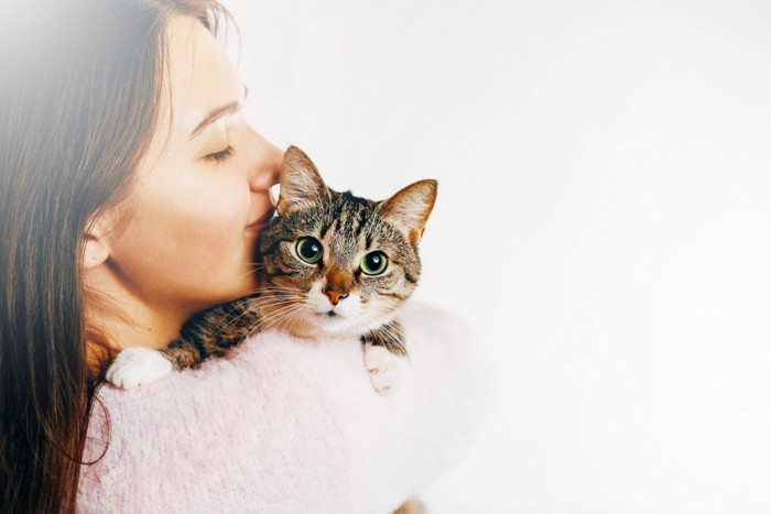 女性に抱きつく猫