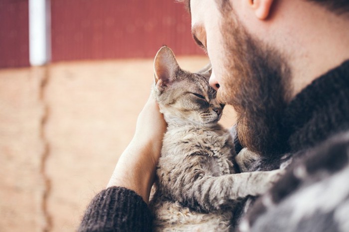 男性と猫