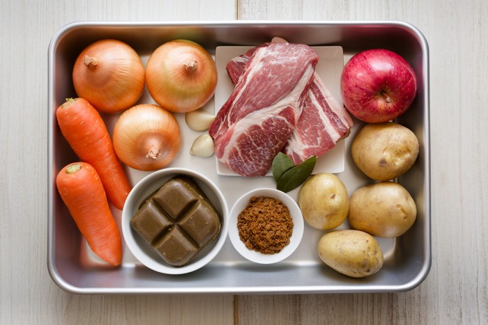 バットに置かれたカレーの材料