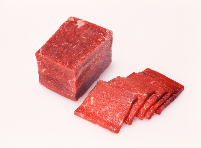薄くカットされた生の馬肉