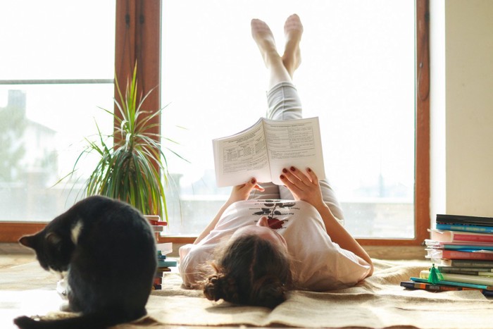 読書する女性と猫