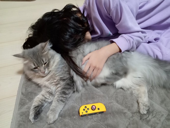 猫を抱きしめる女の子