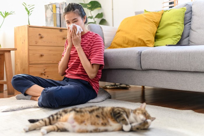 猫アレルギーの女性