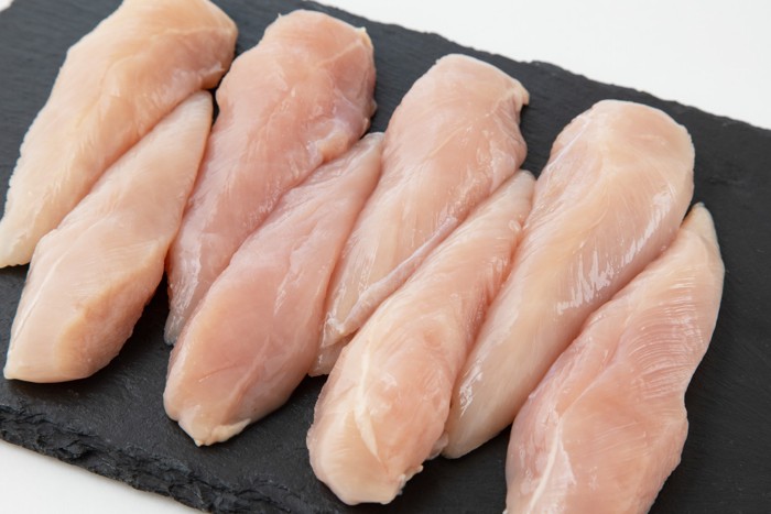 まな板の上に並べられたささみ