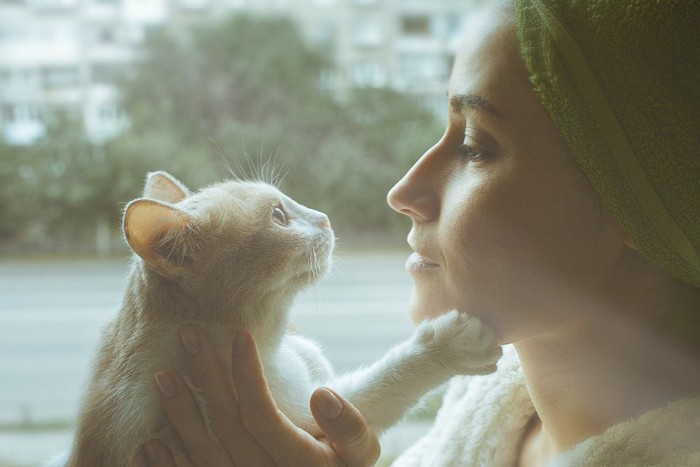 猫と向き合う女性