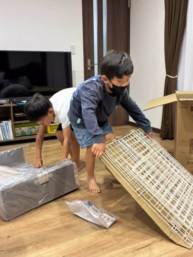 ケージを組み立てる子どもたち