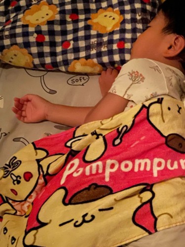 ぐっすり眠る4歳の男の子