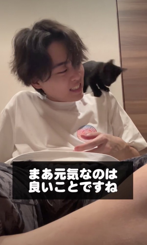 痛みに耐える飼い主