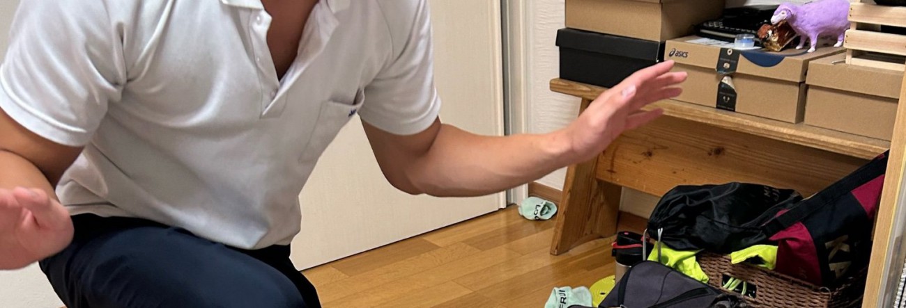 手を広げる人