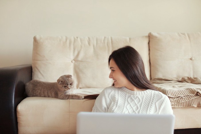 女性と猫