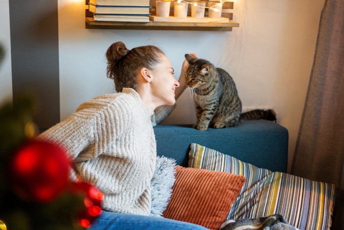 ソファでくつろぐ女性と猫