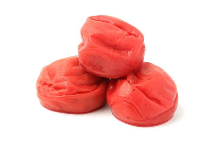 重ねて置かれた3個の梅干し