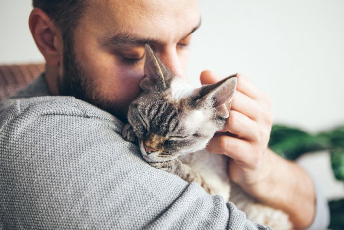 猫を抱きしめる人