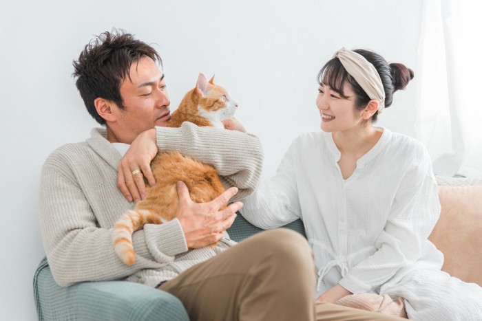 猫をかわいがる夫婦