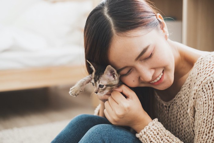 愛おしそうに子猫を抱きしめる女性