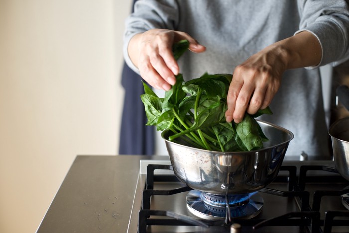 鍋でほうれん草を茹でようとしている様子