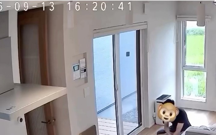 部屋で座る男性