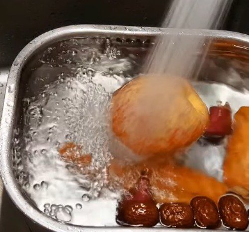 シャワーに打たれているリンゴといくつかの食べ物
