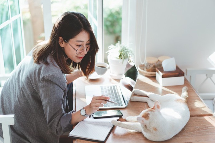 女性と猫