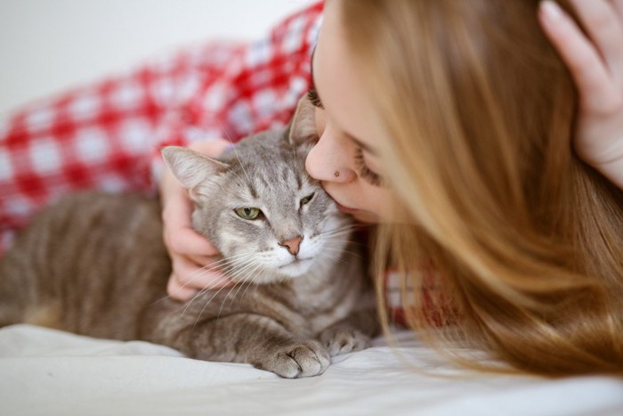 猫と女性