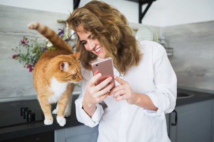 猫と女性