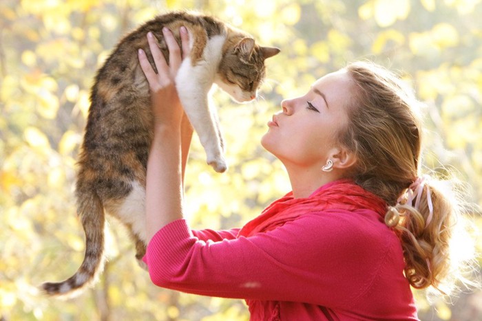 猫を抱く女性