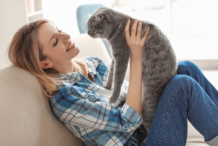 猫を抱っこする女性