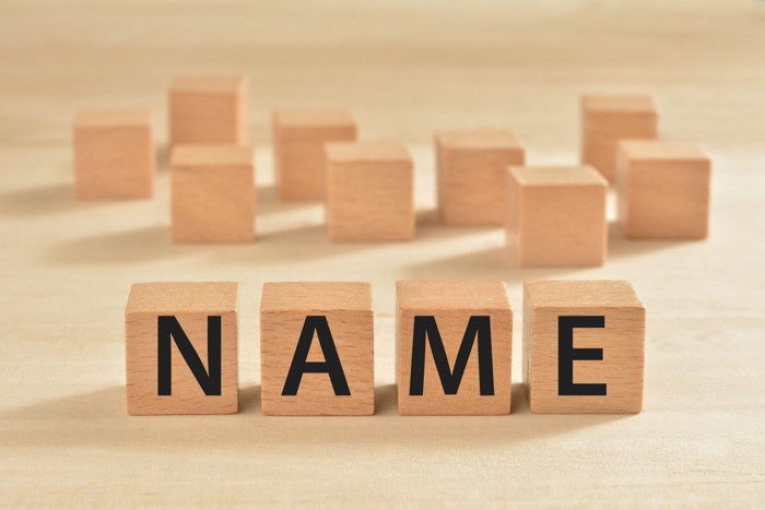 「NAME」の順で並んでいるアルファベット